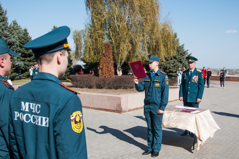 Сотрудники чрезвычайного ведомства  произнесли священную клятву верности Отечеству и долгу сотрудника МЧС России