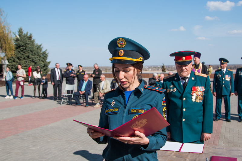 Сотрудники чрезвычайного ведомства  произнесли священную клятву верности Отечеству и долгу сотрудника МЧС России