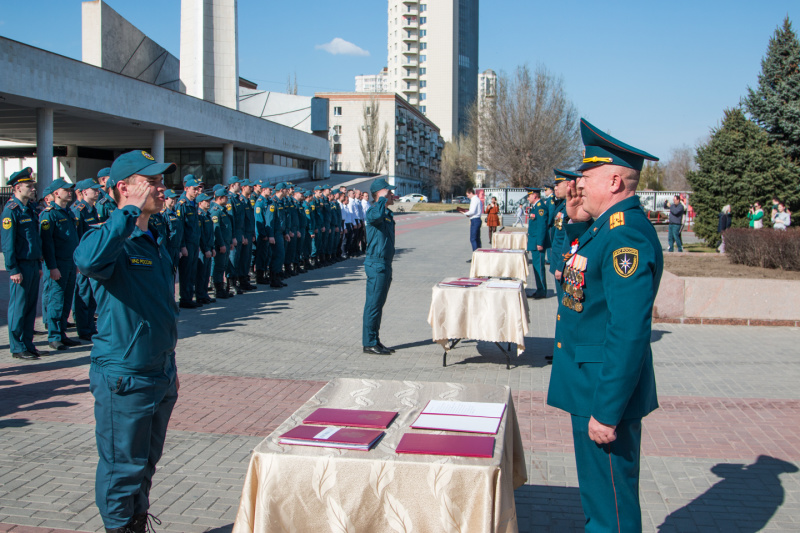 Сотрудники чрезвычайного ведомства  произнесли священную клятву верности Отечеству и долгу сотрудника МЧС России