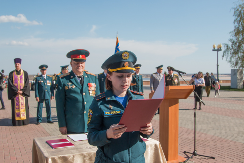 Сотрудники чрезвычайного ведомства  произнесли священную клятву верности Отечеству и долгу сотрудника МЧС России