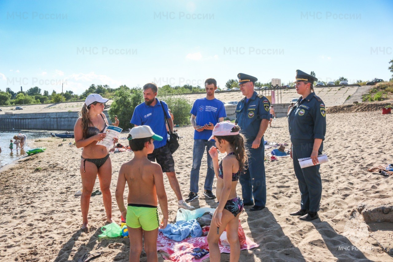 Сoтрудники МЧС России и волонтеры патрулируют места отдыха у воды |  06.08.2023 | Волгоград - БезФормата