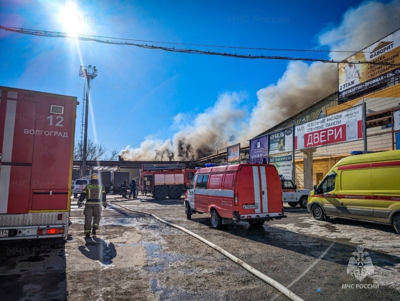 Грамотные действия боевых подразделений обеспечили оперативную ликвидацию пожара на оптово-строительном рынке