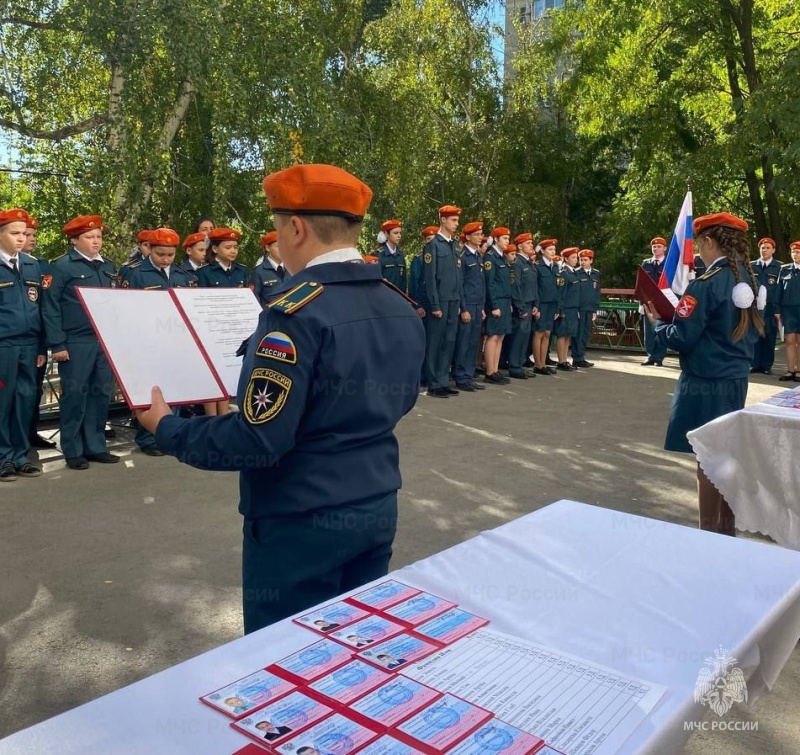 Гордое звание кадет - школьникам вручили удостоверения кадетов МЧС России